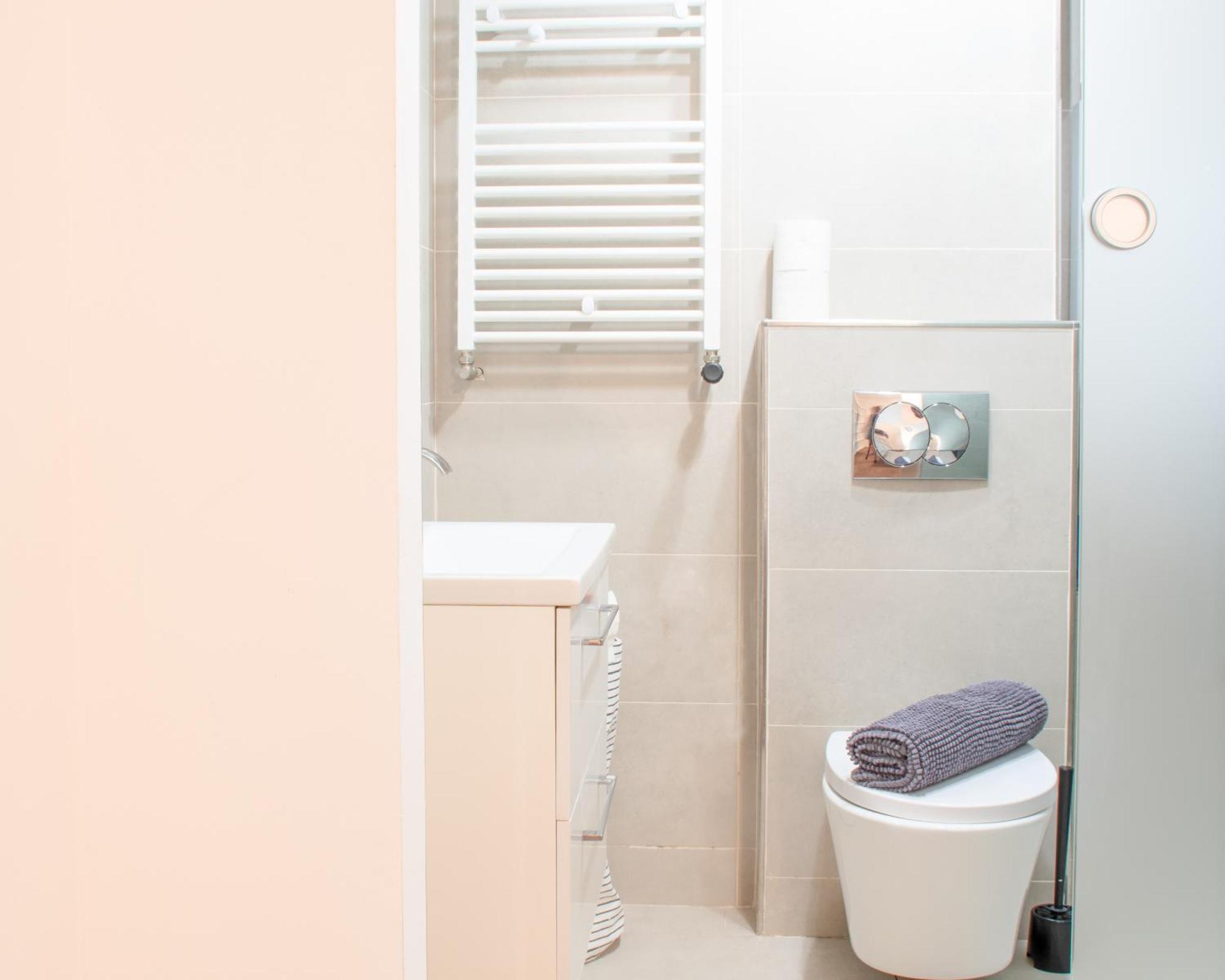 Fantabulous Downtown Abode W King Bed, 65